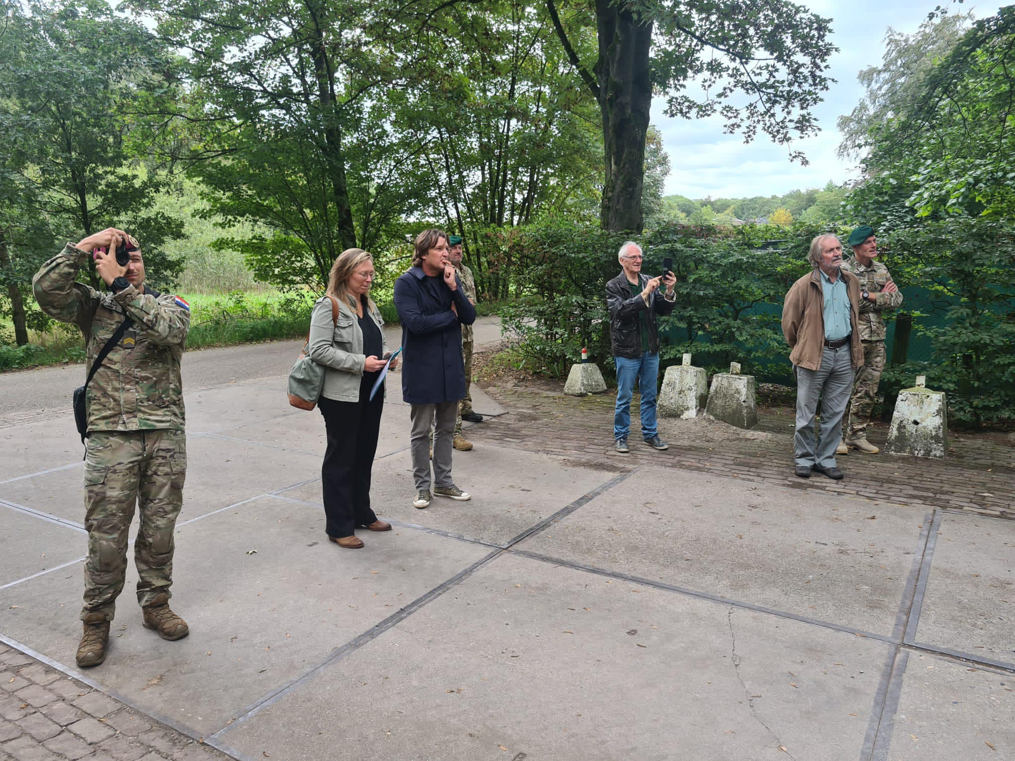 Uitreiking Oorlogsherinneringskruis, toegekend aan A.M. Bakhuys